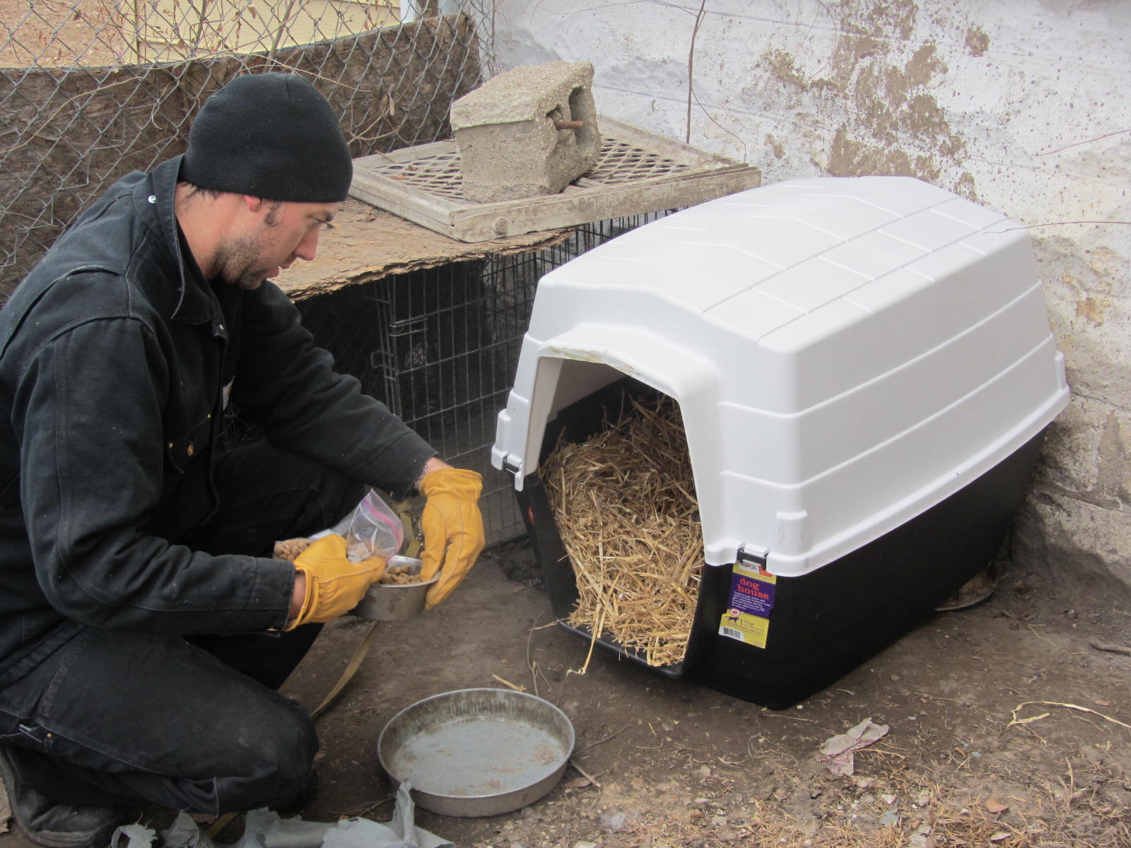 Gateway Pet Guardians volunteer setting up dog house