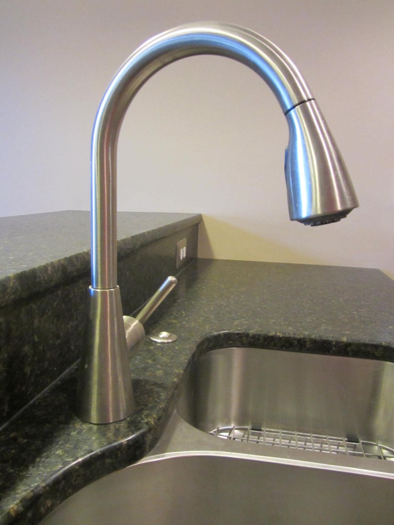 Kitchen sprayer faucet